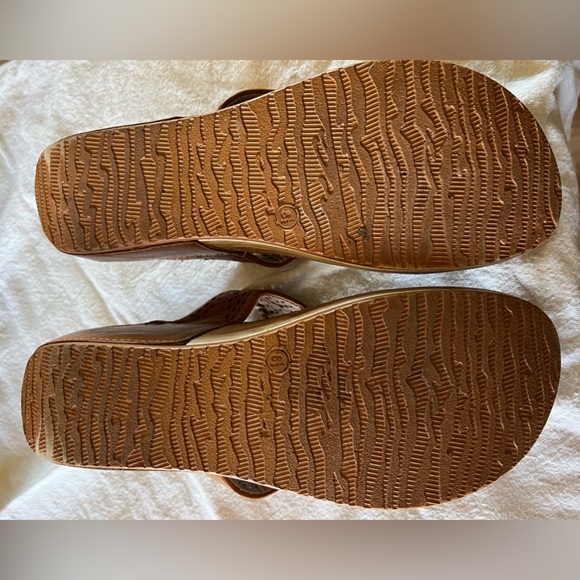 Lady Godiva tan sandals - Picture 3 of 6